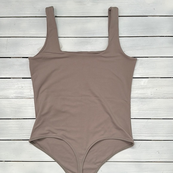 NWT Abercrombie & Fitch Soft Matte Seamless Squareneck Bodysuit Brown sz M - Picture 4 of 4